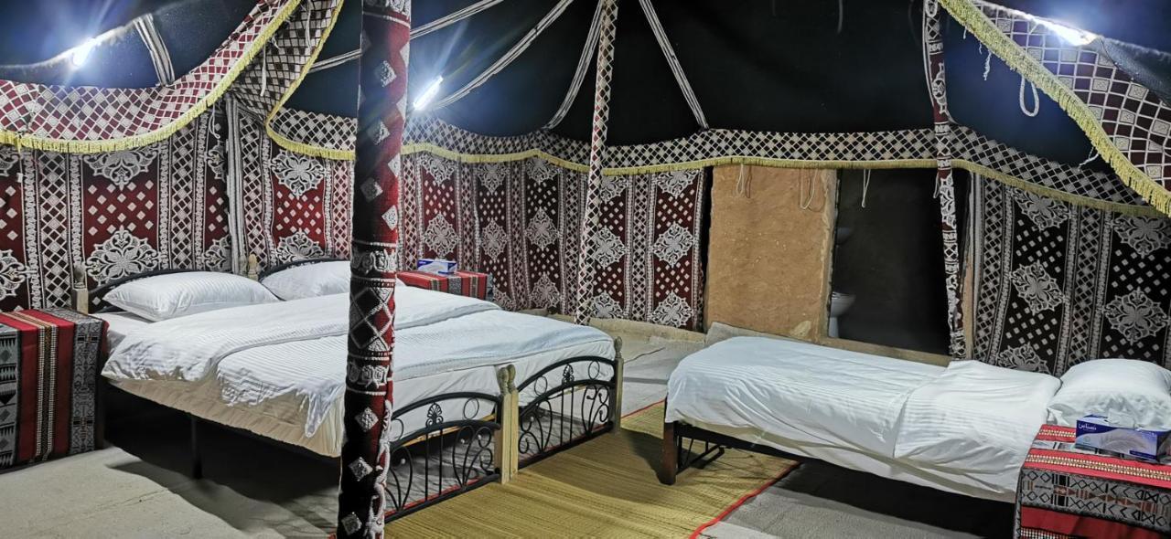 Desert Wonders Camp Camping Ḩawīyah
