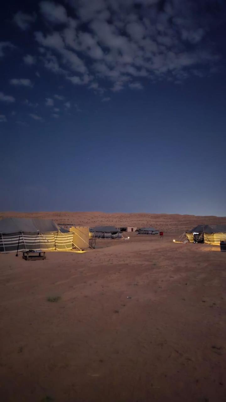 Desert Wonders Camp Camping Ḩawīyah